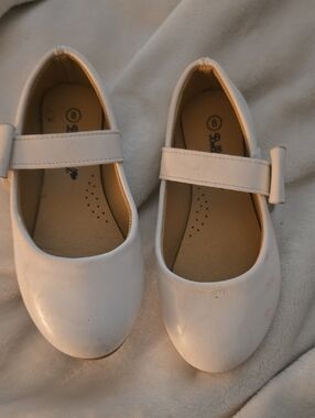 Girls White Mary Jane Dress Shoes with Strap